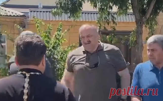 Меликов приехал в атакованные боевиками церковь и синагогу в Дербенте. Меликов осмотрел церковь Покрова Пресвятой Богородицы, где убили протоиерея Николая Котельникова, и синагогу. По данным СК, в результате атаки погибли 19 человек