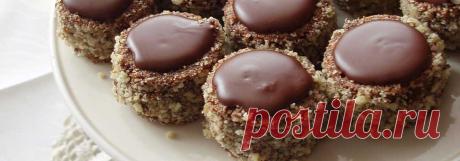 Пирожное Ореховые пенечки • Рецепт Приготовьте нежное и вкусное домашнее пирожное Ореховые пенечки с шоколадной глазурью. Эта праздничная бисквитная выпечка с грецкими орехами понравится всем.