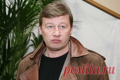 Российский актер рассказал о «системе условных знаков» в Москве. Российский актер Олег Фомин рассказал, как во время учебы в Москве мог приходить в некоторые московские квартиры с помощью «системы условных знаков». Подробностями актер поделился с изданием «Москвич Mag». Актер проводил время в коммуналках около театра сатиры. Однако просто так посетить квартиры было нельзя.