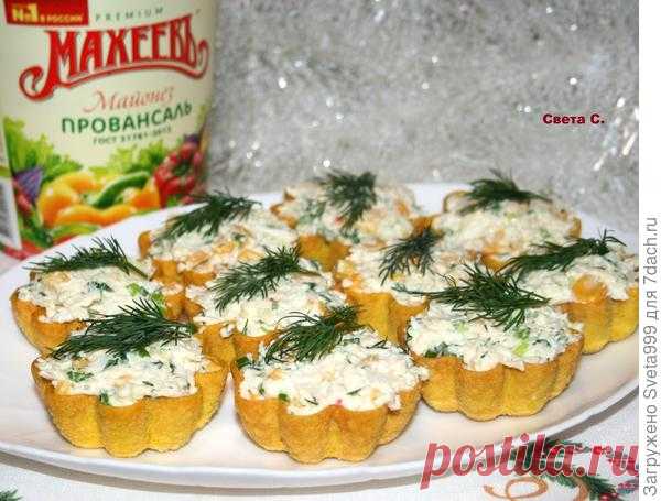 Салат из крабовых палочек с кукурузой и сыром в тарталетках. Пошаговый рецепт с фото