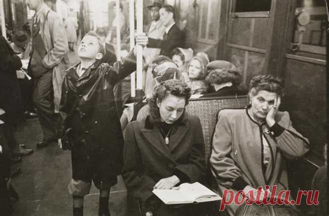Фотографии нью-йоркского метро 1940-х, сделанные молодым Стэнли Кубриком До того как Стэнли Кубрик стал снимать великолепные научно-фантастические фильмы и фильмы ужасов, одной из его первых попыток прославиться стала работа в