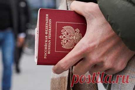 Направлявшихся на родину россиян обозвали лжецами на финской границе. Финский пограничник поставил направлявшимся на родину российским туристам отметку в базе, что они «лжецы». Два месяца назад супруги отправились из России в Европу через финскую границу. Госслужащих они заверили, что полетят в Стамбул. Но там планы туристов поменялись, и они вернулись в шенгенскую зону.