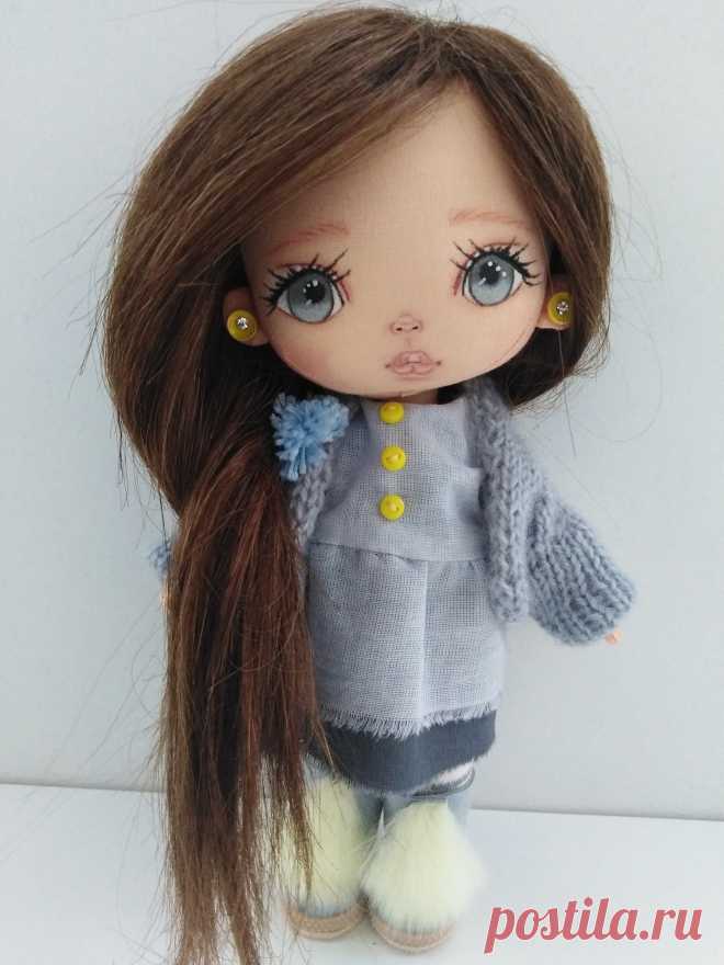 Куколка ручной работы.
* В единственном экземпляре, 23см.
* Стоит, сидит самостоятельно.
* Ручки гнутся, может держать свою игрушку.
* Головка поворачивается, наклоняется в любую сторону.
* Роспись личика- художественный акрил и пастель.
* Тело сшито из натурального хлопка, набито синтепухом, утяжелено. Приятно держать в руках:).
* Одежда вся съёмная, обувь из натуральной кожи.
* Волосы натуральные, шерсть козочки. Прическу можно менять, аккуратно расчесывать.