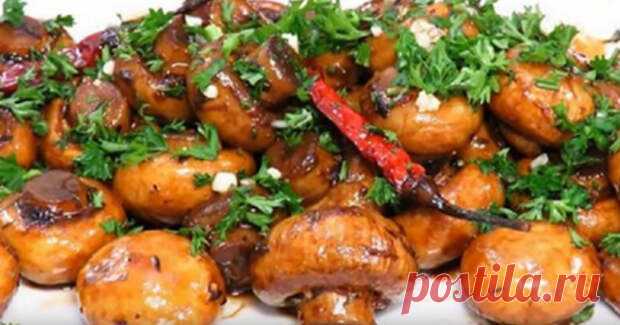 Вкуснейшая закуска из шампиньонов. - Страна Полезных Советов - медиаплатформа МирТесен Готовить такую закуску стоит побольше, ведь съедается она очень быстро. Грибы получаются очень сочными и нежными, а их аромата просто не передать. Необходимые ингредиенты: Грибы шампиньоны – 450 граммЧеснок – 3-4 зубчикаПетрушка по вкусуБальзамический уксус (рисовый или яблочный