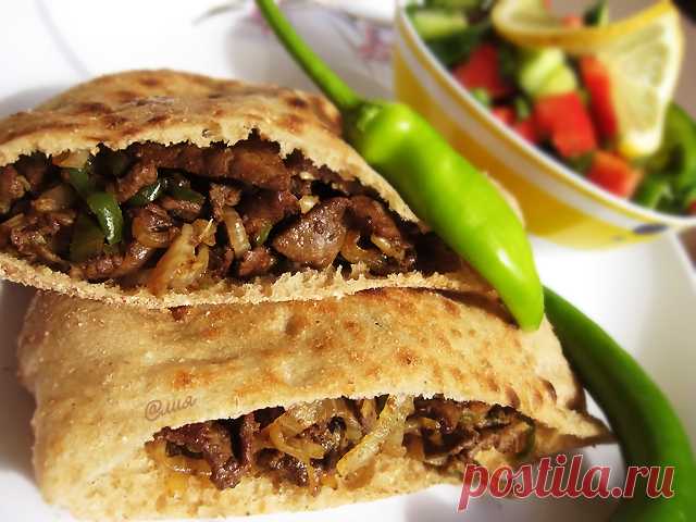 Печень по-египетски с питой и салатом 





Хочу поделиться с вами еще одним вкусным рецептом из Египта. Это из той же серии, когда идешь по улице, а запах просто сводит с ума... Такую печень готовят тоже прямо на улице, в маленьких перед…