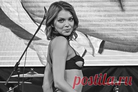 Умерла российская модель журнала Playboy. Российская манекенщица Лидия Пономарева скончалась на 27 году жизни. «К сожалению, не стало Лиды Пономаревой. Надеюсь, ее душа обрела покой. Пусть земля тебе будет пухом», — написал фотограф Сергей Корольков в посте во «ВКонтакте», прикрепив фотографию девушки. При этом он не уточнил причину смерти модели.
