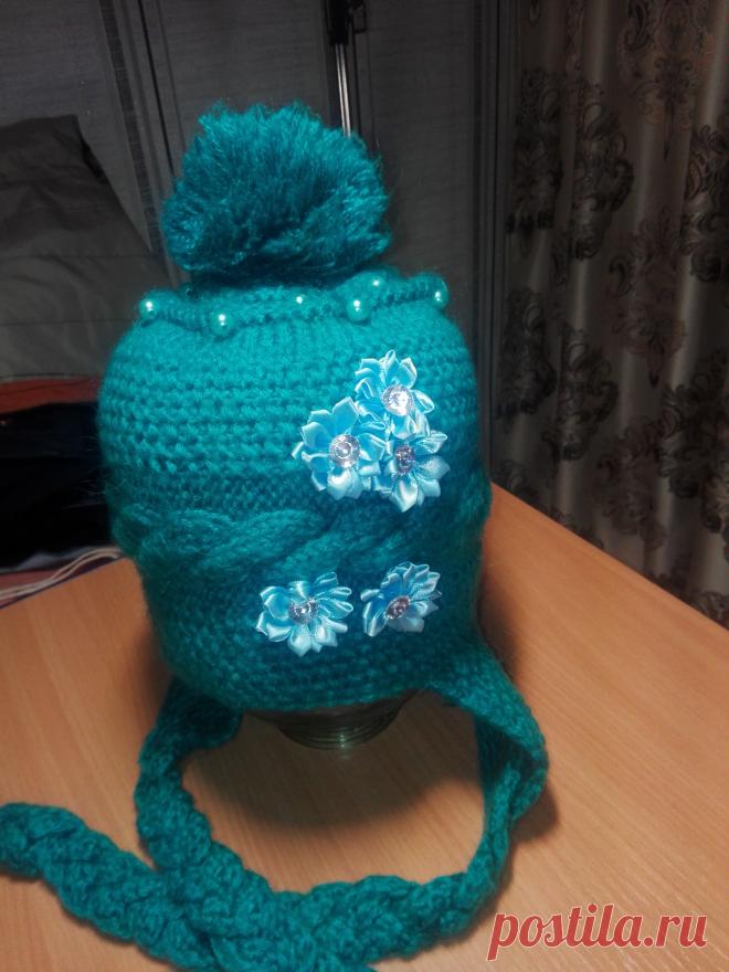 Шапочка для девочки из пряжи NACO с поперечной косой.