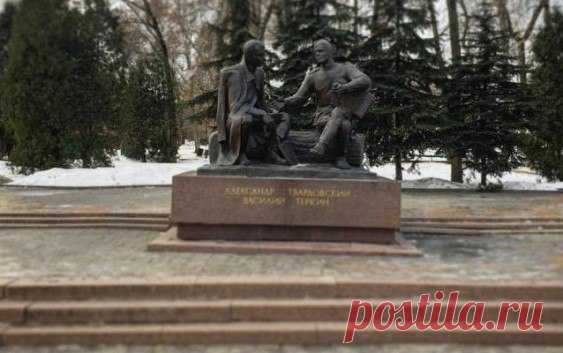 Памятник Твардовскому и Тёркину падает?

Жители города обеспокоены тем, что монумент теперь стоит не ровно относительно площадки, на которой установлен. 

http://www.smolensk2.ru/story.php?id=73624&_k=y..