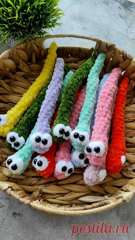 PDF Червячок Моня крючком. FREE crochet pattern; Аmigurumi toy patterns. Амигуруми схемы и описания на русском. Вязаные игрушки и поделки своими руками #amimore - червяк из плюшевой пряжи, плюшевый червячок, гусеница.