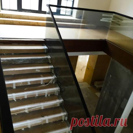 Лестница консольная на бронзовом стекле