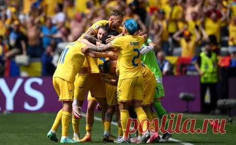 Украина проиграла первый тайм стартового матча на Евро. Первый тайм завершился со счетом 1:0, гол забил Николае Станчу после ошибки вратаря украинцев
