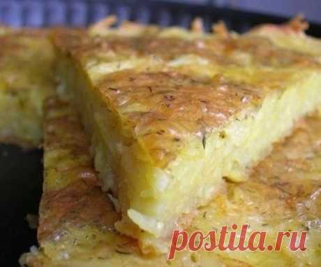 Запеканка из тертого картофеля с сыром и чесноком
Это блюдо стало одним из моих любимых еще в детстве и до сих пор им остается. Им часто угощала меня сестра, когда я приезжала к ней в гости. Разница в возрасте у нас довольно большая, и поэтому когда я только начала интересоваться кулинарными премудростями, сестра была уже опытной хозяйкой. У неё я переняла рецепт этой замечательной запеканки с возбуждающим аппетит чесночным ароматом.
Такой картофельной запеканкой можно легко накормить всю семь
