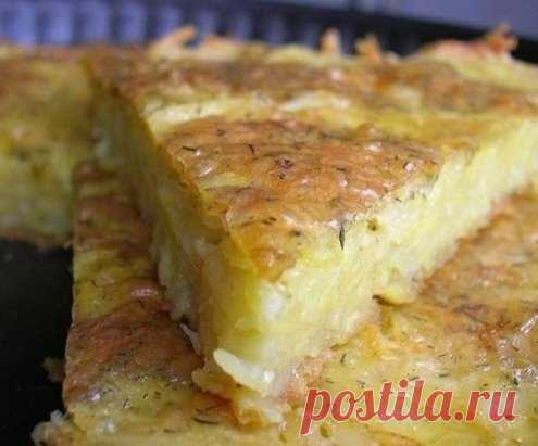 Запеканка из тертого картофеля с сыром и чесноком
Это блюдо стало одним из моих любимых еще в детстве и до сих пор им остается. Им часто угощала меня сестра, когда я приезжала к ней в гости. Разница в возрасте у нас довольно большая, и поэтому когда я только начала интересоваться кулинарными премудростями, сестра была уже опытной хозяйкой. У неё я переняла рецепт этой замечательной запеканки с возбуждающим аппетит чесночным ароматом.
Такой картофельной запеканкой можно легко накормить всю семь