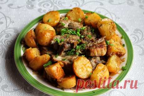 Тушеные свиные рёбра с картошкой. 
Отличный рецепт вкуснейших свиных ребер, тушеных в одной сковороде с картошкой и репчатым луком.