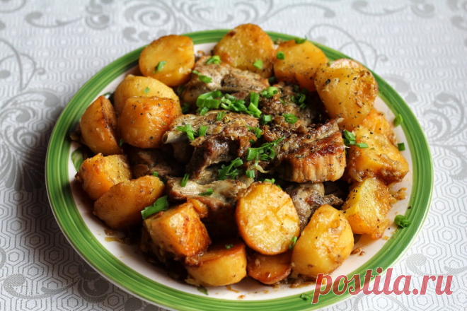 Тушеные свиные рёбра с картошкой. 
Отличный рецепт вкуснейших свиных ребер, тушеных в одной сковороде с картошкой и репчатым луком.