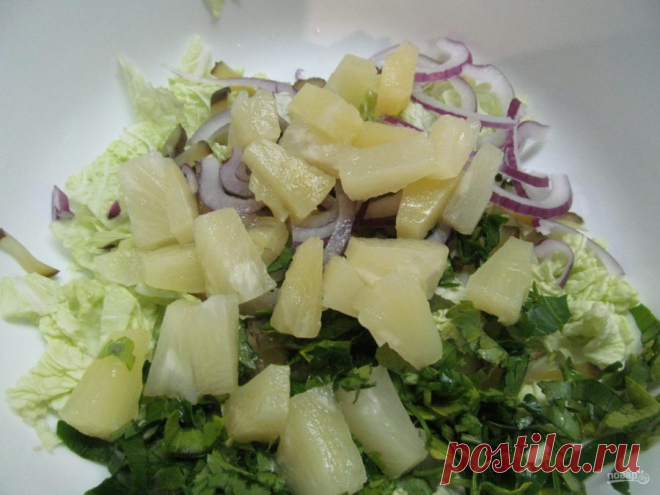 Салат с ананасом и маринованным огурцом