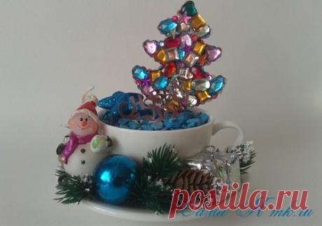 Ёлочка из страз: миниатюрная новогодняя композиция своими руками