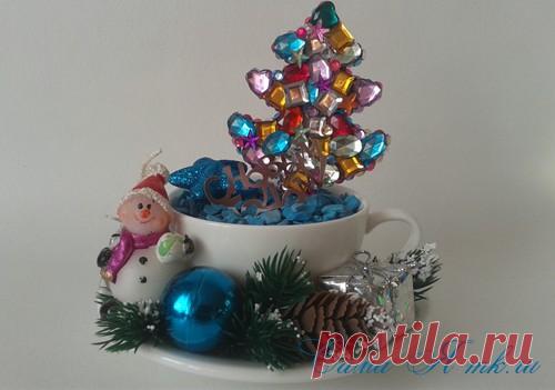 Ёлочка из страз: миниатюрная новогодняя композиция своими руками