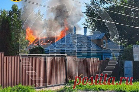 Беспилотник упал на сарай в подмосковной деревне. Беспилотник упал на двухэтажный сарай и загорелся в деревне Кривошеино в Новой Москве. Как стало известно, приехавшие на место пожарные локализовали возгорание и исключили угрозу распространения огня. Информация о пострадавших и других разрушениях уточняется. «Пожарные тушат», — поделился один из очевидцев в соцсетях.