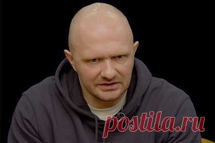 Бывший участник КВН рассказал о нападении на него из-за выступления. Бывший участник КВН Илья Швецов вспомнил, как на него напали из-за выступления в «Клубе веселых и находчивых». По словам Швецова, инцидент случился из-за номера, в котором он пародировал поэта Сергея Есенина и должен был поцеловать девушку из зала. Историей он поделился в шоу «Мне смешно».
