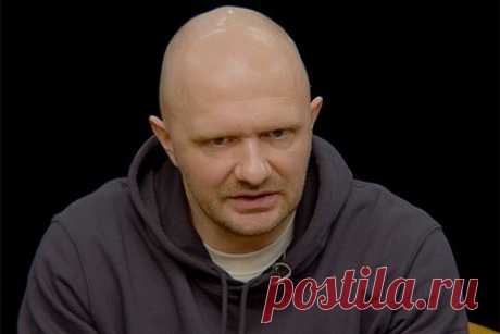Бывший участник КВН рассказал о нападении на него из-за выступления. Бывший участник КВН Илья Швецов вспомнил, как на него напали из-за выступления в «Клубе веселых и находчивых». По словам Швецова, инцидент случился из-за номера, в котором он пародировал поэта Сергея Есенина и должен был поцеловать девушку из зала. Историей он поделился в шоу «Мне смешно».
