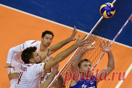 Бывший волейболист сборной Франции назвал три удивившие его вещи в России. Бывший волейболист сборной Франции Антонен Рузье в беседе с корреспондентом «Ленты.ру» назвал три удивившие его вещи в России: «Первое — водка! В России я пил много хорошей водки. Второе — русские женщины очень красивые. Ну и последнее связано со спортом, тренировки были очень тяжелыми».