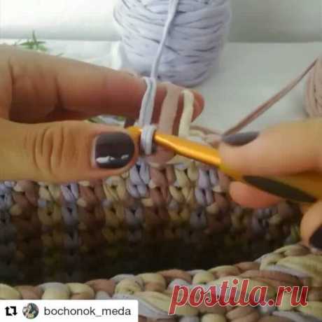 🌸💕🌸 on Instagram: “#crochet #sepet #puf #paspas#spagetti. #penyeip #Repost @bochonok_meda with @repostapp ・・・ Наверное, те, кто вяжет в технике жаккард, догадались, как вязать. Это протяжка нити, которая обычно спрятана с изнаночной стороны и чаще всего получается в хаотичном порядке. Предлагаю сделать эту протяжку основным узором - сумку вязала изнутри обычными ст.б.н., весь секрет в последовательной смене нитки, берем крайнюю и протягиваем под двумя другими. Корзинку ...