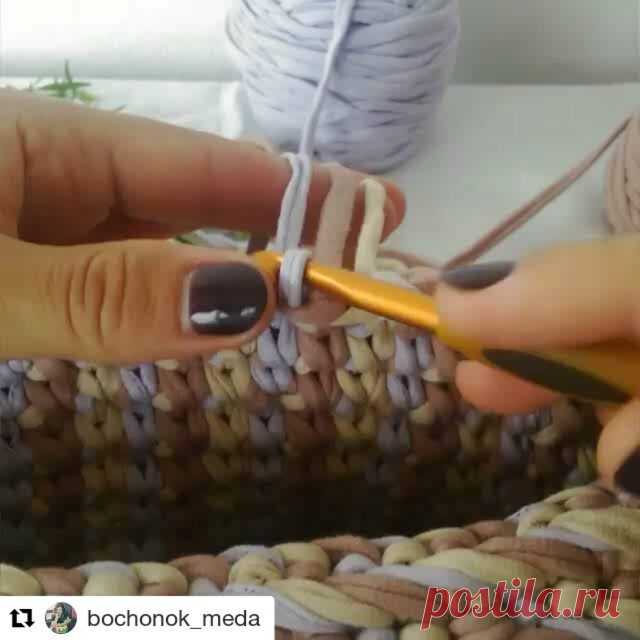 🌸💕🌸 on Instagram: “#crochet #sepet #puf #paspas#spagetti. #penyeip #Repost @bochonok_meda with @repostapp ・・・ Наверное, те, кто вяжет в технике жаккард, догадались, как вязать. Это протяжка нити, которая обычно спрятана с изнаночной стороны и чаще всего получается в хаотичном порядке. Предлагаю сделать эту протяжку основным узором - сумку вязала изнутри обычными ст.б.н., весь секрет в последовательной смене нитки, берем крайнюю и протягиваем под двумя другими. Корзинку ...
