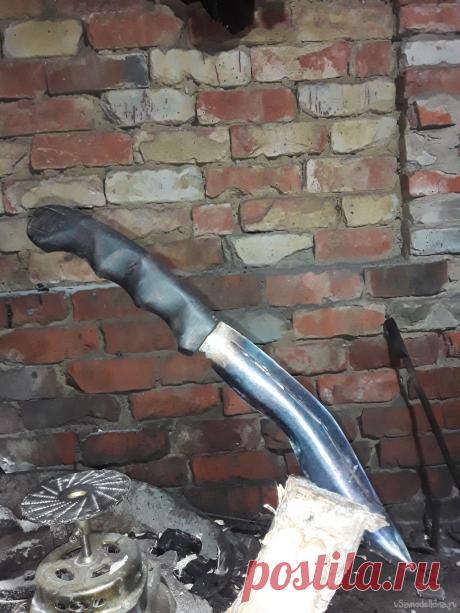 Ковка ножа кукри из рессоры Здравствуйте все. Как всегда, гулял в сети и случайно наткнулся на статью, где автор рассказывал про ковку интересного на вид ножа под названием кукри. Не стал особенно искать историю такого вида ножа так поверхностно почитал и ничего особенно не понял про происхождение ножа кукри. В основном этот