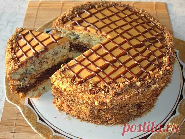 Очень вкусный торт «Витязь»
Торт получается очень вкусным и самое главное совсем несложный в приготовлении.
Украсит любое чаепитие как за праздничным столом, так и в семейном кругу.
Ингредиенты:
Тесто:
 Мука – 2 ст.
 Яйца – 4 шт.
 Сахар – 1,5 ст.
 Масло слuвочное – 200 г
 Сметана – 200 г
 Сода – 1 ч. л.
 Орехи грецкие – 1 ст.
 Изюм – 1 ст.
 Какао- порошок – 2 ст.л.
Крем:
 Слuвочное масло – 200 г
 Вареная сгущенка – 1 бан.
Для украшения:
Шоколад – 90 г
Приготовление:
1. Гот...