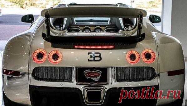 Сколько стоит содержать Bugatti Veyron (1 фото) | Чёрт побери Вот что можно сказать о Bugatti Veyron? Разные модификации этого автомобиля выпускаются с 2005 года и стоят от 1 до 4 миллионов долларов. При этом отличия в основном исключительно косметические или маркетинговые (вроде супер-ограниченной партии), под капотом же у всех 8-литровый W16 с четырьмя турбинами. Ну роскошь и роскошь, отметят многие. Действительно, когда речь идет об обладании автомобилем за миллионы дол...