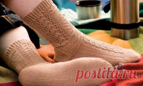 Мужские носки с косами вязаные спицами
описание и схема по ссылке: https://povjazem.ru/vyazanie-dlya-muzhchin/noski-tapoc..