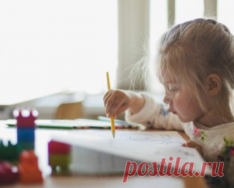 Как учить с ребенком стихи | Придумать ассоциации
Заметили, как мы подбирали визуальные образы? Кот у нас читал, цепь ползла, тумбочка вся переливалась золотом. Все они — необычные, забавные, несуразные. Чем ярче образ, тем проще его запомнить. Но не все дети (да и взрослые тоже) могут представить красочную картинку. Чтобы научиться этому, используйте 4 простых правила. Выбирайте любое.

Правило замены. Представьте один предмет на месте другого. Например, не кот у Лукоморь...