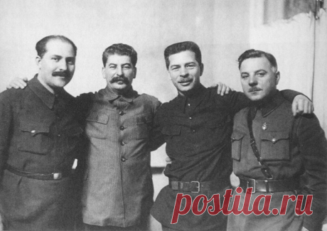 Сталин с Кагановичем, Постышевым, Ворошиловым в Кремле. Фото сделано в 1934 году.