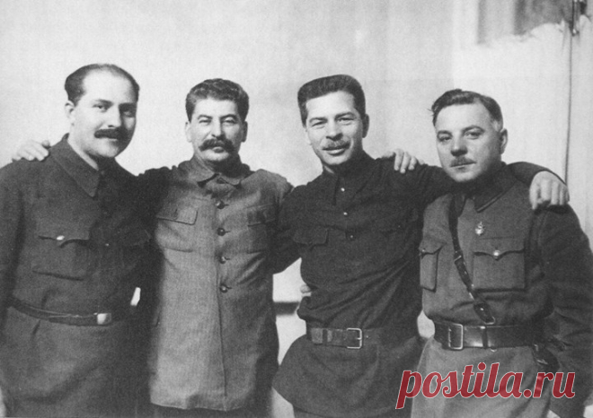 Сталин с Кагановичем, Постышевым, Ворошиловым в Кремле. Фото сделано в 1934 году.