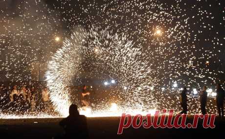 В Иране во время праздника огня пострадали более 4 тыс. человек. В Иране во время предновогоднего празднества Чахаршанбе-Сури, сопровождаемого разведением костров на улицах и применением пиротехники, погибли не менее 26 человек, более 4 тыс. получили ранения