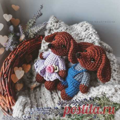 PDF Крошка Такс крючком. FREE crochet pattern; Аmigurumi animal patterns. Амигуруми схемы и описания на русском. Вязаные игрушки и поделки своими руками #amimore - такса, собака, пёс, маленькая собачка, щенок, пёсик.