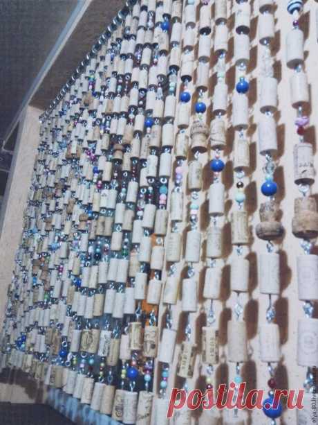 Оригинальная шторка своими руками Оригинальная шторка своими руками.Идея возникла сама сабой, в моем доме на веранде есть окно, под которым расположен камин, и мне захотелось это окно как-то оригинально украсить. Для этого мне понадоб...