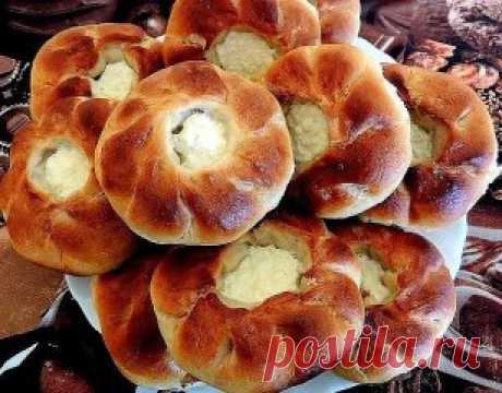 Домашние ватрушки с творогом — прекрасная домашняя выпечка, знакомая нам с детства. По этому рецепту творожные ватрушки получаются очень вкусными, пышными и ароматными.
Ингредиенты:
Для теста:
1 яйцо
2 ст. л. сахара
1/2 пакетика ванильного сахара
1/4 ч. л. соли
250 мл молока
500-550 г муки
1 ст. л. сухих дрожжей
80 г сливочного масла.
Для начинки:
500 г творога
2-3 ст. л. сахара
1 яйцо
1/2 пакетика ванильного сахара.
Для смазывания ватрушек:
1 яйцо
1 ст. л. молока.
Приготовление:
Взбить