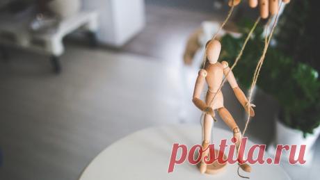 К каким манипуляциям прибегают наши близкие и как им противостоять? | PSYCHOLOGIES