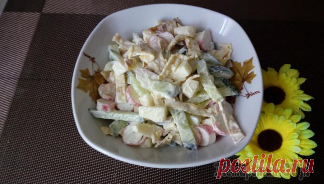 Салат с сулугуни и крабовыми палочками Простой и вкусный салат, который можно быстро приготовить к приходу гостей. Без лишних хлопот! крабовые палочки - 250 гмайонез -яйца - 2 шт сулугуни - 250 гогурец - 1 штПервым делом взбиваем яйца. Важ...