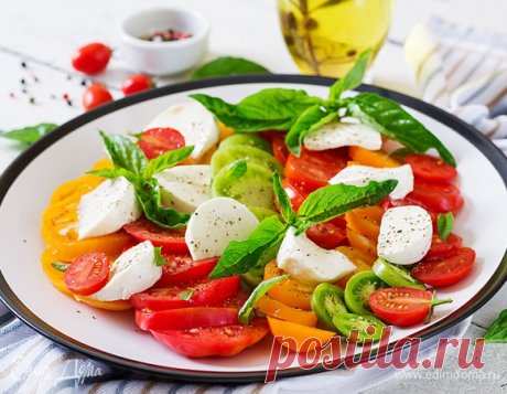 Лето красное: 7 вкусных салатов из помидоров