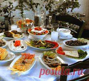 Греческая кухня рецепты Своеобразие традиционной греческой кухни определяется сочетанием трех факторов: отличных ингредиентов, особого отношения к еде и застолью и самой атмосферы страны, окружающей средой. У греческой ку…