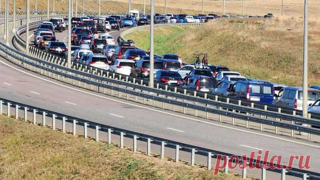 Несколько сотен автомобилей выстроились в очередь у Крымского моста. Затор из автомобилей образовался у Крымского моста со стороны Тамани в Краснодарском крае. Об этом сообщает Telegram-канал оперативной службы по освещению ситуации на мосту. "В очереди находится 240 транспортных ...