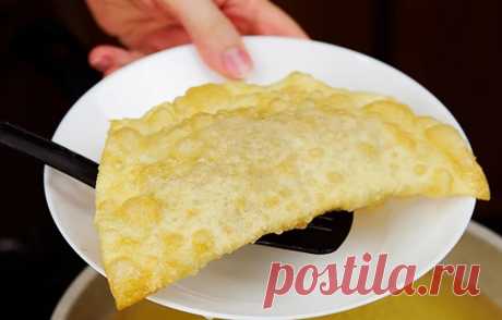 Сочные "Чебуреки" по рецепту повара из заведения, в котором стоят очереди за этим блюдом. Простой рецепт "Чебуреков" | А пусть приготовит | Яндекс Дзен