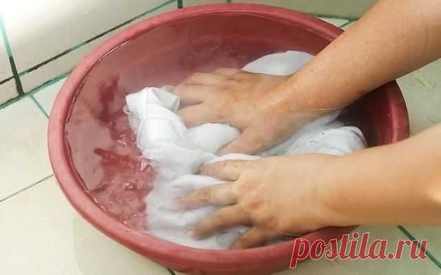 Польза перекиси водорода 
 
Перекись водорода – это мощный окислитель, который считается замечательной заменой хлорке, ванишу или боссу. Существует два способа отбеливания с её помощью. Понадобится 3% перекись водорода: на 2 литра воды – 1 ч.л. перекиси. Если желтизна явная и застаревшая, можно добавить 1 ч.л. кальцинированной соды. В эмалированный таз набирается вода, подогретая до 30-40°. Чтобы усилить эффект отбеливания, таз можно поставить на огонь и подогревать воду д...