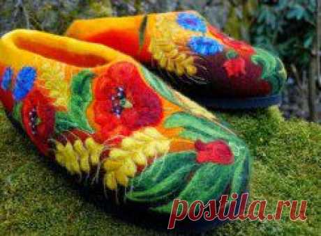 Войлок и фетр: &quot;Коллекция домашних тапочек от Irina U&quot; (Чехия, Прага) 

Дорогие подписчики, мы вас просто знакомим с творчеством Ирины. 

А также прилагаем 3 видео МК других мастеров, чтобы понять принцип работы в этой технике.
•••








•••в продолжении ещё фото
13:00Мастер класс маленькие сувенирные валенки
в продолжении видео