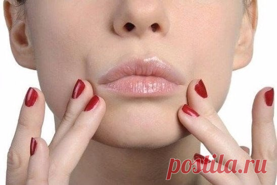 Как избавиться от носогубных складок
1. Гимнастика против носогубных складок
Конечно же, проще всего избежать появления носогубных складок – это во время заняться их профилактикой. Начиная с 25 лет, следует ежедневно выполнять несколько несложных упражнений. Уделив своей внешности 10 минут в день, вы сохраните молодость лица на долгие годы.
Комплекс состоит из следующих упражнений:
- сложите губы в трубочку и вытягивайте, как будто произносите звук «у-у-у»;
- громко и выразительно перед зеркал