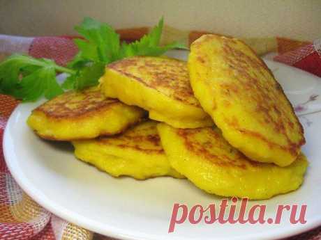 Тыквенные оладьи с жареным луком и чесноком.

Очень вкусные оладушки для любителей тыквы:
- 200 г тыквы (натереть на мелкой терке)
- половина головки репчатого лука (мелко нарезать и обжарить)
- 1 зубчик чеснока
- 1 яйцо
- 3 ст.л. кефира
- 4 ст. л. муки с горкой
- сахар,соль,черный молотый перец по вкусу
- сухая зелень по вкусу

Перемешать все ингредиенты и выпечь оладьи.