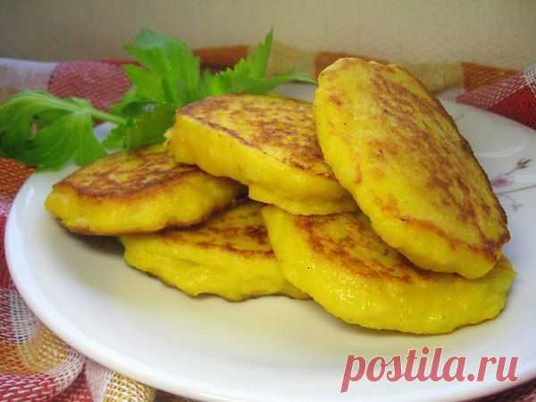 Тыквенные оладьи с жареным луком и чесноком.

Очень вкусные оладушки для любителей тыквы:
- 200 г тыквы (натереть на мелкой терке)
- половина головки репчатого лука (мелко нарезать и обжарить)
- 1 зубчик чеснока
- 1 яйцо
- 3 ст.л. кефира
- 4 ст. л. муки с горкой
- сахар,соль,черный молотый перец по вкусу
- сухая зелень по вкусу

Перемешать все ингредиенты и выпечь оладьи.